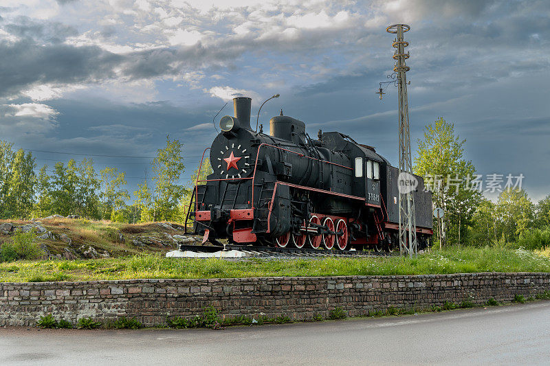 索尔塔瓦拉，卡累利阿，俄罗斯- 2023年7月8日:俄罗斯和苏联蒸汽机车Er-788-81在索塔瓦拉火车站的纪念碑